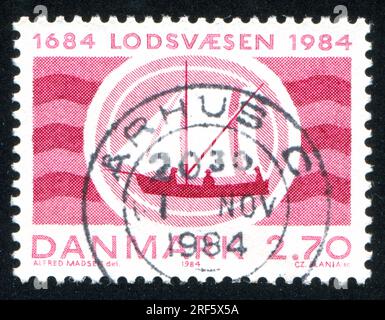 DANEMARK - CIRCA 1984 : timbre imprimé par le Danemark, montre la mer et le bateau, circa 1984 Banque D'Images