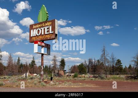 Le signe néon est tout ce qui reste du Juniper Lodge Motel le long de la US 97 près de la ville de Macdoel, en Californie. Le motel abandonné a brûlé pendant le Banque D'Images