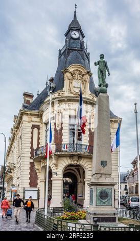 Hôtel de ville de Trouville-sur-Mer avec momorial de la première Guerre mondiale, Trouville-sur-Me, Département Calvados, Normandie, France Banque D'Images