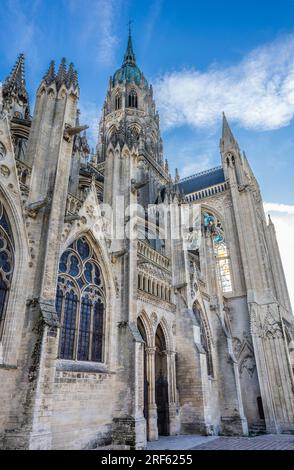 Façade sud des chapelles latérales et transept sud avec vue sur la tour centrale de la cathédrale de Bayeux, Bayeux dans le département du Calvados en Normandie Banque D'Images