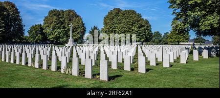 Cimetière de guerre de Bayeux, le plus grand cimetière de soldats du Commonwealth de la Seconde Guerre mondiale en France, il y a 4 648 tombes, dont 3 935 Britanniques Banque D'Images