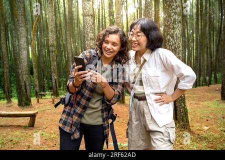 Deux femmes asiatiques trekking ensemble dans la forêt. Activité de voyage Banque D'Images