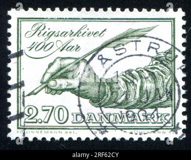 DANEMARK - CIRCA 1982 : timbre imprimé par le Danemark, montre main et plume, circa 1982 Banque D'Images