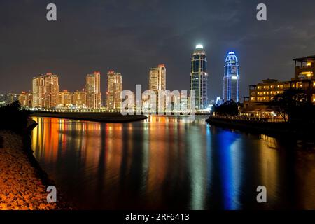 Belle Skyline de Pearl Qatar. Porto Arabia Banque D'Images