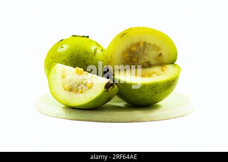 Les goyaves sont un fruit magique. Les goyaves jaune pâle ou vert clair sont les fruits tropicaux les plus mûrs, riches en vitamine C et en lycopène et pauvres en calo Banque D'Images