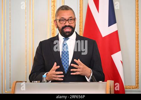 Photo du dossier datée du 20/06/23 du ministre des Affaires étrangères James s'exprime habilement lors d'une conférence de presse avec le secrétaire d'État américain Anthony Blinken (non photographié) au Carlton Gardens à Londres. Lors de sa première visite au Nigeria, M. Cleverly abordera les questions de sécurité, de commerce et de climat. Il devrait rencontrer le président nigérian Bola Ahmed Tinubu et le conseiller à la sécurité nationale Mallam Nuhu Ribadu pour discuter des liens entre les deux pays, y compris la manière d’accroître le commerce bilatéral et les investissements et de renforcer la coopération en matière de sécurité. Date d'émission : mardi 1 août 2023. Banque D'Images