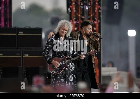 Photo de dossier datée du 04/06/22 de Brian May (à gauche) de Queen et Adam Lambert, interprétés lors de la soirée platine de la BBC au Palace mis en scène devant Buckingham Palace, Londres. Le groupe revient au Japon avec le groupe qui jouera dans la ville de Sapporo, qu'ils ont visité pour la dernière fois il y a plus de 40 ans. La tournée Rhapsody arrive dans quatre villes du Japon, le concert restant un hommage à l'héritage du chanteur Freddie Mercury décédé en 1991 à cause de complications liées au SIDA. Date de publication DU DOSSIER : mardi 1 août 2023. Banque D'Images