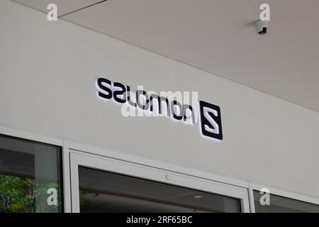 Milan , Italie - 07 25 2023 : Salomon signe magasin de texte et logo marque d'entrée de chaîne sur façade murale boutique chaussures de ski sportif Banque D'Images