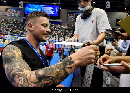 Adam Peaty, de Grande-Bretagne, signe des autographes lors des 20e Championnats du monde aquatiques au Marine Messe Hall A de Fukuoka (Japon), le 30 juillet 20 Banque D'Images