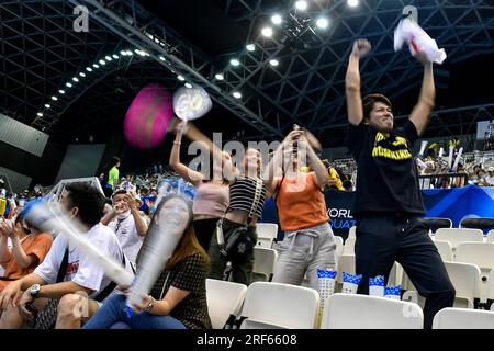 Les spectateurs se réjouissent lors des 20e Championnats du monde de natation au Marine Messe Hall A de Fukuoka (Japon), le 30 juillet 2023. Banque D'Images