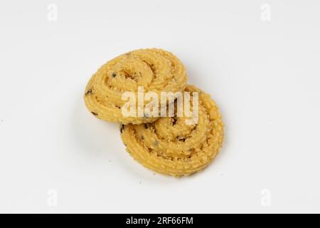 MURUKKU, Kerala collation spéciale à base de farine de riz, image isolée disposée sur fond blanc. Banque D'Images