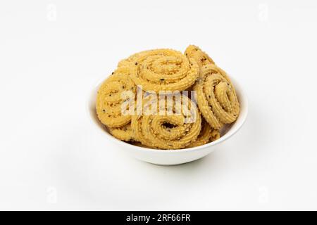 MURUKKU, Kerala collation spéciale à base de farine de riz, image isolée disposée sur fond blanc. Banque D'Images