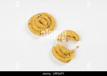 MURUKKU, Kerala collation spéciale à base de farine de riz, image isolée disposée sur fond blanc. Banque D'Images