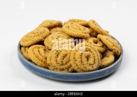 MURUKKU, Kerala collation spéciale à base de farine de riz, image isolée disposée sur fond blanc. Banque D'Images