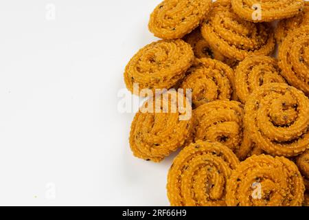 MURUKKU, Kerala collation spéciale à base de farine de riz, image isolée disposée sur fond blanc. Banque D'Images