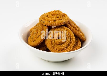 MURUKKU, Kerala collation spéciale à base de farine de riz, image isolée disposée sur fond blanc. Banque D'Images