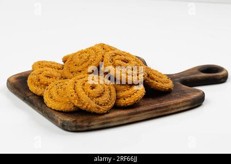 MURUKKU, Kerala collation spéciale à base de farine de riz, image isolée disposée sur fond blanc. Banque D'Images