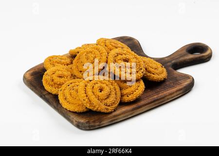 MURUKKU, Kerala collation spéciale à base de farine de riz, image isolée disposée sur fond blanc. Banque D'Images