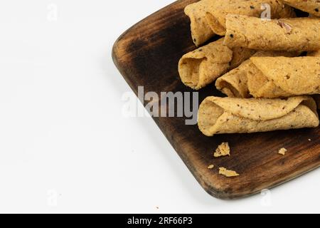 KUZHALAPPAM ou MADAKKU APPAM, collation indienne de type plié, images isolées avec fond blanc. Banque D'Images