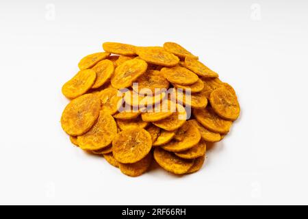 Kerala Chips ou Banana Chips, article culte de collation du Kerala, image isolée avec fond blanc Banque D'Images