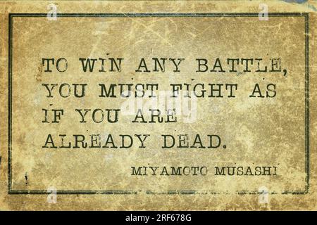 Pour gagner une bataille, vous devez vous battre comme si vous étiez déjà mort - ancien épéiste japonais et ronin Miyamoto Musashi citation imprimée sur grunge vintage c. Banque D'Images