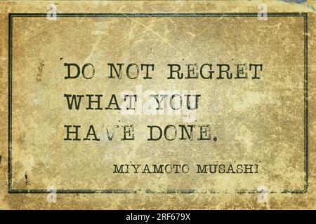 Ne regrettez pas ce que vous avez fait - ancien épéiste japonais et ronin Miyamoto Musashi citation imprimée sur carton vintage grunge Banque D'Images