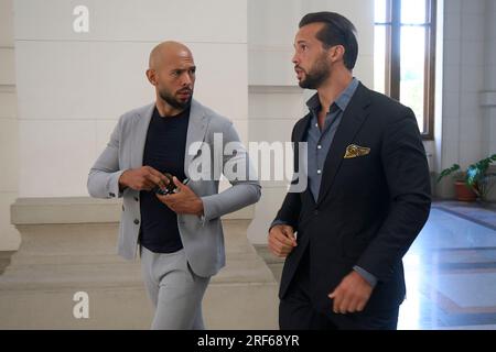 Bucarest, Roumanie. 1 août 2023 : Andrew Tate (à gauche) et son frère Tristan Tate (à droite) arrivent à la Cour d'appel de Bucarest qui juge leur appel contre l'assignation à résidence. Les frères Tate sont accusés dans une affaire de traite d'êtres humains et de formation d'un groupe criminel organisé pour l'exploitation des femmes. Ils ont d'abord été détenus pendant 24 heures le 29 décembre 2022, le lendemain, les juges ont décidé d'une arrestation préventive et, plus tard, le 31 mars 2023, ils ont été assignés à résidence. Crédit : Lucian Alecu/Alamy Live News Banque D'Images