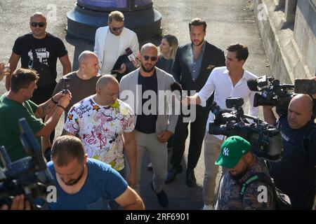 Bucarest, Roumanie. 1 août 2023 : Andrew Tate (C) et son frère Tristan Tate arrivent à la Cour d'appel de Bucarest qui juge leur appel contre l'assignation à résidence. Les frères Tate sont accusés dans une affaire de traite d'êtres humains et de formation d'un groupe criminel organisé pour l'exploitation des femmes. Ils ont d'abord été détenus pendant 24 heures le 29 décembre 2022, le lendemain, les juges ont décidé d'une arrestation préventive et, plus tard, le 31 mars 2023, ils ont été assignés à résidence. Crédit : Lucian Alecu/Alamy Live News Banque D'Images