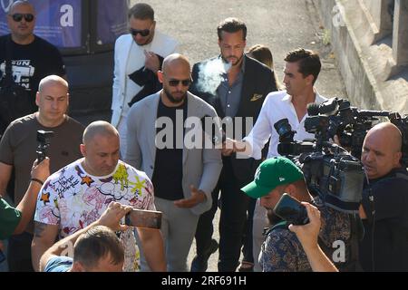 Bucarest, Roumanie. 1 août 2023 : Andrew Tate (C) et son frère Tristan Tate arrivent à la Cour d'appel de Bucarest qui juge leur appel contre l'assignation à résidence. Les frères Tate sont accusés dans une affaire de traite d'êtres humains et de formation d'un groupe criminel organisé pour l'exploitation des femmes. Ils ont d'abord été détenus pendant 24 heures le 29 décembre 2022, le lendemain, les juges ont décidé d'une arrestation préventive et, plus tard, le 31 mars 2023, ils ont été assignés à résidence. Crédit : Lucian Alecu/Alamy Live News Banque D'Images