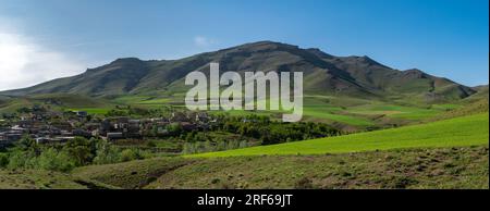 Un village à flanc de montagne en Iran qui est vert Banque D'Images