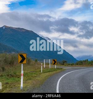 Mon partenaire et moi avons passé le week-end à Greymouth. Au retour à la maison, nous nous sommes arrêtés quelques fois pour profiter de la bonté hivernale du col d'Arthur. Banque D'Images