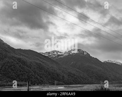 Mon partenaire et moi avons passé le week-end à Greymouth. Au retour à la maison, nous nous sommes arrêtés quelques fois pour profiter de la bonté hivernale du col d'Arthur. Banque D'Images