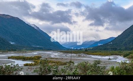 Mon partenaire et moi avons passé le week-end à Greymouth. Au retour à la maison, nous nous sommes arrêtés quelques fois pour profiter de la bonté hivernale du col d'Arthur. Banque D'Images