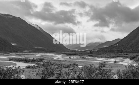 Mon partenaire et moi avons passé le week-end à Greymouth. Au retour à la maison, nous nous sommes arrêtés quelques fois pour profiter de la bonté hivernale du col d'Arthur. Banque D'Images