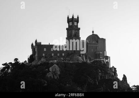 Sintra, Portugal - 5 janvier 2020 : le palais de Pena dans la municipalité de Sintra au Portugal en noir et blanc Banque D'Images