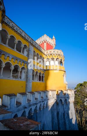 Sintra, Portugal - 5 janvier 2020 : le palais de Pena dans la municipalité de Sintra au Portugal en noir et blanc Banque D'Images