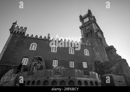 Sintra, Portugal - 5 janvier 2020 : le palais de Pena dans la municipalité de Sintra au Portugal en noir et blanc Banque D'Images