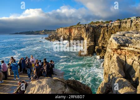 Cascais, Portugal - 8 janvier 2020 : vue panoramique de la Boca de Inferno, où les touristes profitent des vagues qui s'écrasent sur les rochers à Cascais Portug Banque D'Images