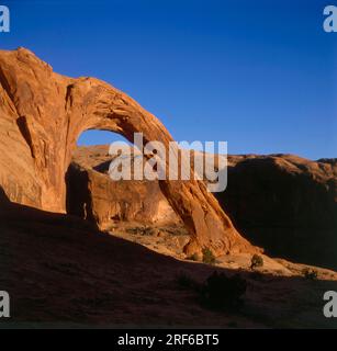 Double Arch, Corona Arch au coucher du soleil Arches National Park près de Moab, Utah, USA Banque D'Images