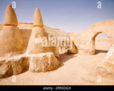 Set de film désert préservé de Star Wars avec des dômes et des arches de style adobe en bordure du désert du Sahara en Tunisie. Banque D'Images