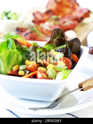 Petite salade mixte avec les calories Banque D'Images