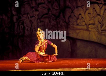 Danseur se produisant lors du festival annuel de danse devant Arjuna Penance The Descent of Ganges Mahabalipuram Mamallapuram près de Chennai, Tamoul Banque D'Images