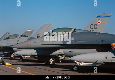 Les fuselages avant des avions de chasse General Dynamics F-16. L'avion avant est l'United States Air Force 86-0342. Photo prise le 14 juillet 1997 à Fairford en Angleterre. Banque D'Images
