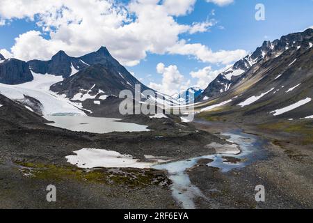 Vallée de Kaskasavagge avec glacier Kaskapakte et montagnes, montagne Kuopertjakka, lac glaciaire avec moraine, rivière Gaskkasjohka, massif de Kebnekaise Banque D'Images