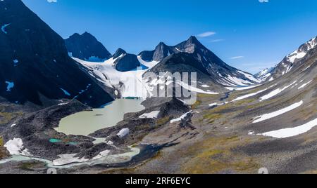 Vallée de Kaskasavagge avec glacier Kaskapakte et montagnes, montagne Kaskasatjakka et Kuopertjakka, lac glaciaire avec moraine, rivière Gaskkasjohka Banque D'Images