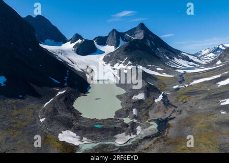 Vallée de Kaskasavagge avec glacier Kaskapakte et montagnes, montagne Kaskasatjakka et Kuopertjakka, lac glaciaire avec moraine, rivière Gaskkasjohka Banque D'Images