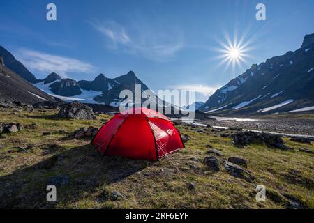 Tente rouge dans la vallée de Kaskasavagge, glacier et montagnes de Kaskapakte, montagne Kaskasatjakka et Kuopertjakka, rivière Gaskkasjohka, massif Kebnekaise Banque D'Images