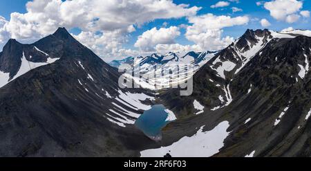 Vallée de Kaskasavagge avec glacier et montagnes, montagne Kuopertjakka, rivière Gaskkasjohka, massif de Kebnekaise, Laponie, Suède Banque D'Images