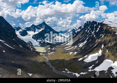 Vallée de Kaskasavagge avec glacier Kaskapakte et montagnes, montagne Kaskasatjakka, Kuopertjakka et Niibbas, lac glaciaire avec moraine Banque D'Images