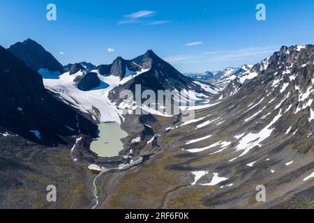 Vallée de Kaskasavagge avec glacier Kaskapakte et montagnes, montagne Kaskasatjakka et Kuopertjakka, lac glaciaire avec moraine, rivière Gaskkasjohka Banque D'Images